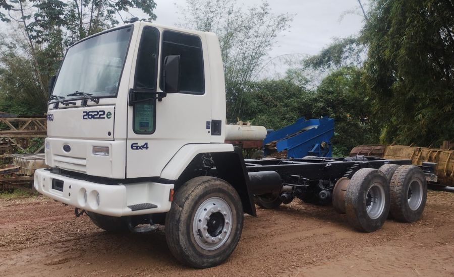 CAMINHÃO FORD 2622 6X4 NO CHASSI ANO 2006