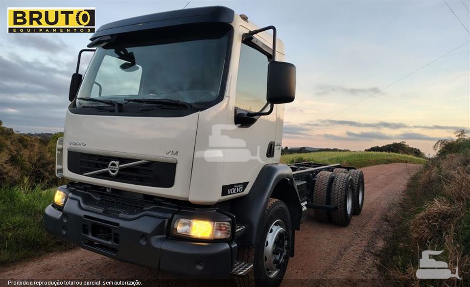 Caminhão Volvo VM 330 6x4 2p (Diesel) (E5)