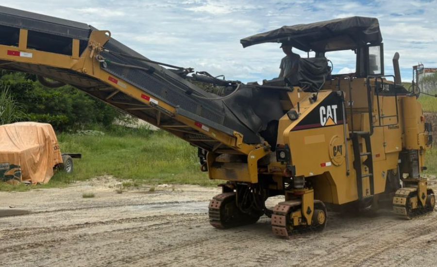 FRESADORA CATERPILLAR PM102 ANO 2007