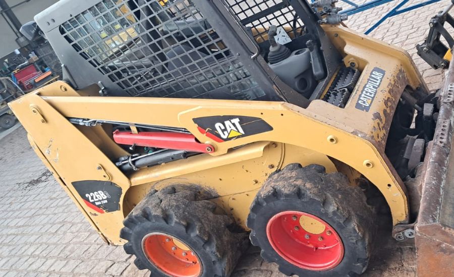 Mini-Carregadeira Caterpillar 226B 3 ano 2015