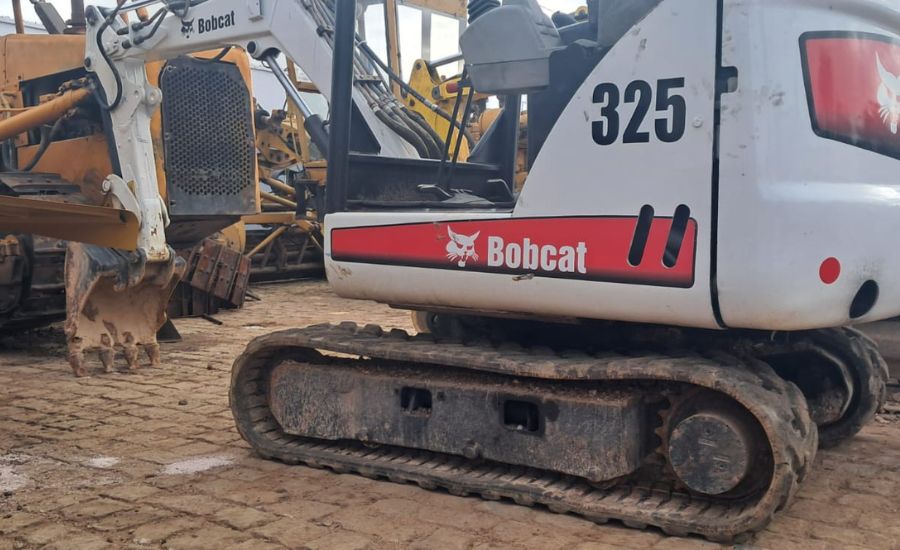 Mini-Escavadeira Bobcat 325 ano 2011